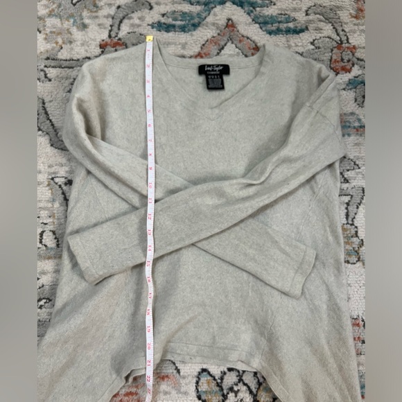 Lord & Taylor V-Neck Cashmere Sweater - size M - Picture 4 of 5